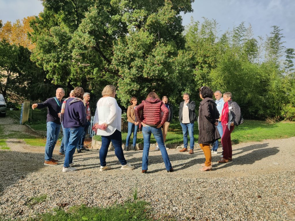 Groupe de managers en séance de codéveloppement professionnel pour partager leurs pratiques et trouver des solutions collectives