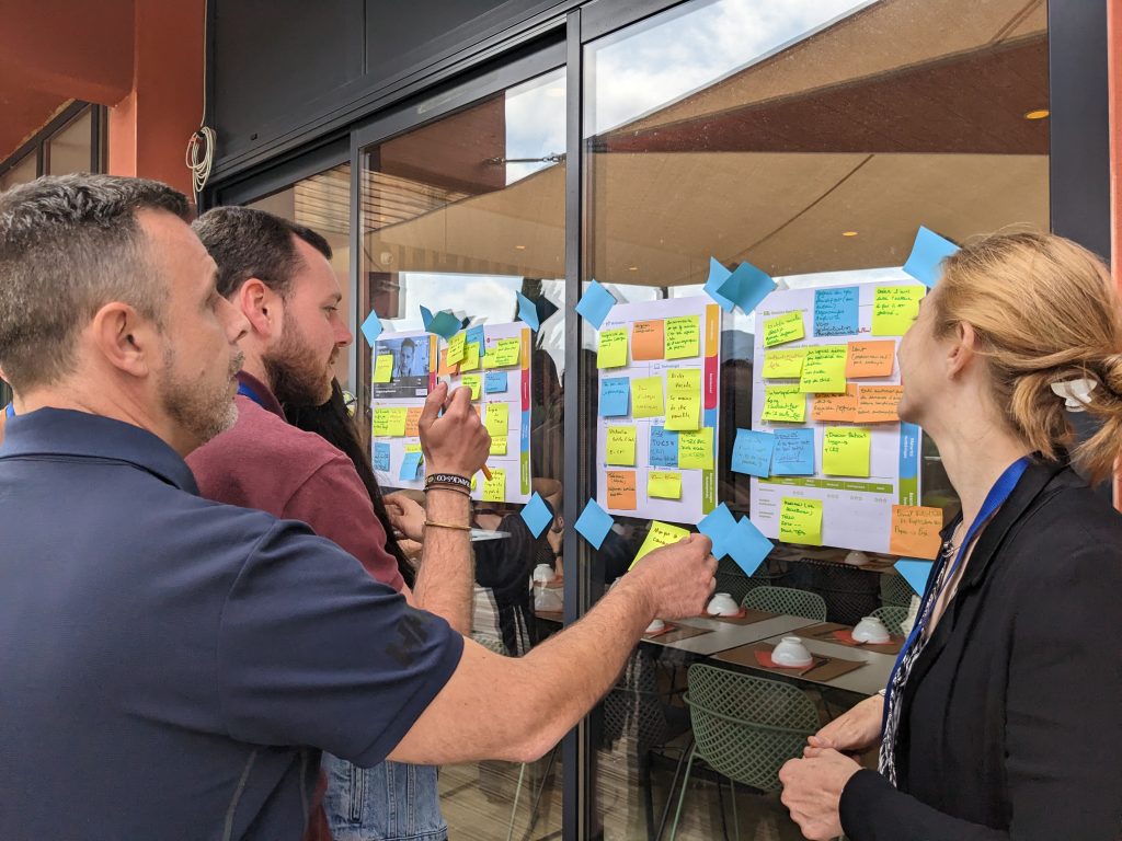 Atelier collaboratif réunissant des participants en extérieur. Cette image illustre l'approche de Déclic & des Ailes fondée sur le dialogue, la coopération et l'intelligence collective.