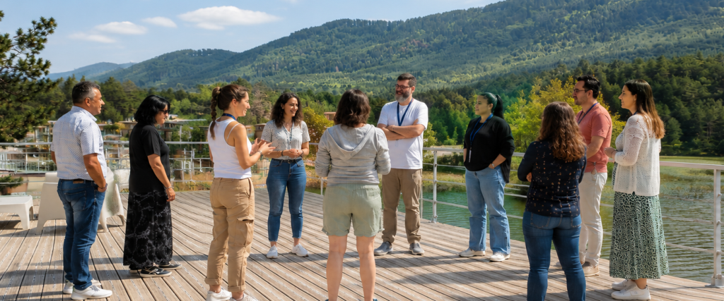 Collectif en échange lors d'un atelier favorisant la coopération, l'engagement et le pouvoir d'agir